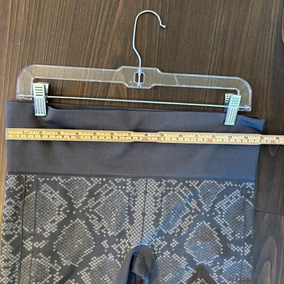 Lululemon In The Flow Ruched Crop Leggings Snake Print, Size 10 - Picture 8 of 10